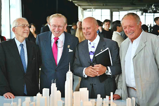 Obr. 4. Developer Larry Silverstein a architekti Fumihiko Maki, Norman Robert Foster a Richard George Rogers prezentují návrhy kancelářských mrakodrapů WTC (září 2006)